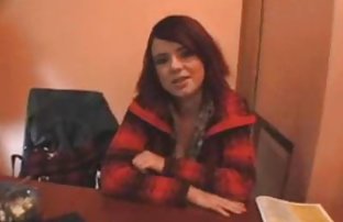 порно секс Брюнетка получает вкус своего толстого петуха