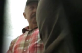 порно секс Между двумя мопсами! Роговой со зрелыми порнозвезд