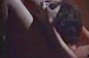 порно секс Одетый делает это с двумя парнями