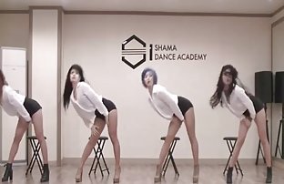 порно секс Блондинка шлюха стоит на его соке