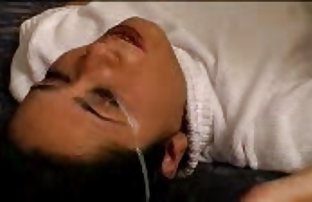 порно секс Любительская девушка дергает его член и облизает