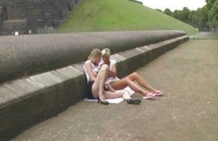 порно секс Брюнетка мамаша царапает и трахает ее волосатую киску