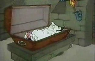 порно секс Брюнетка Мильф в шубе раздевается и показывает свои зрелые кривые