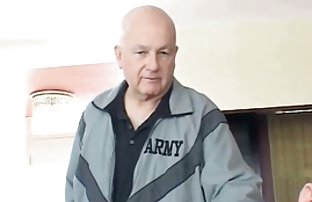 порно секс Молодой подросток стоит на толстом черном петухе