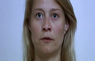 порно секс На диване он трахает блондинку в заднице