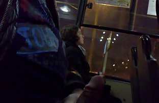 порно секс Довольно любительские мастурбирует на открытом воздухе в ручье