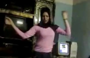 порно секс Молодая порнозвезда с сексуальным природным рогом