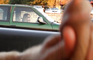 порно секс Молодая девушка с большими сиськами принимает ванну в молоке