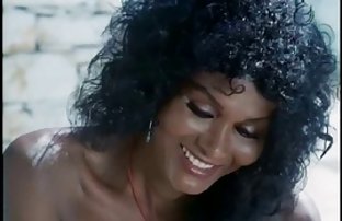 порно секс Милф в нижнем белье мастурбирует с морковкой