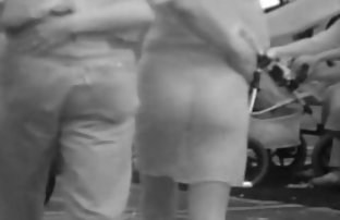 порно секс Девушка с веснушками играет с большим фаллоимитатором