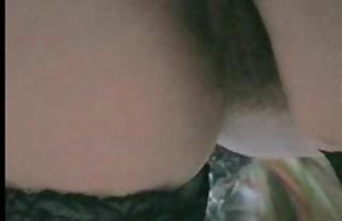 порно секс Резиновый член исчезает в волосатой киске