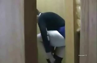 порно секс Она ударяет его и глубоко вставляет